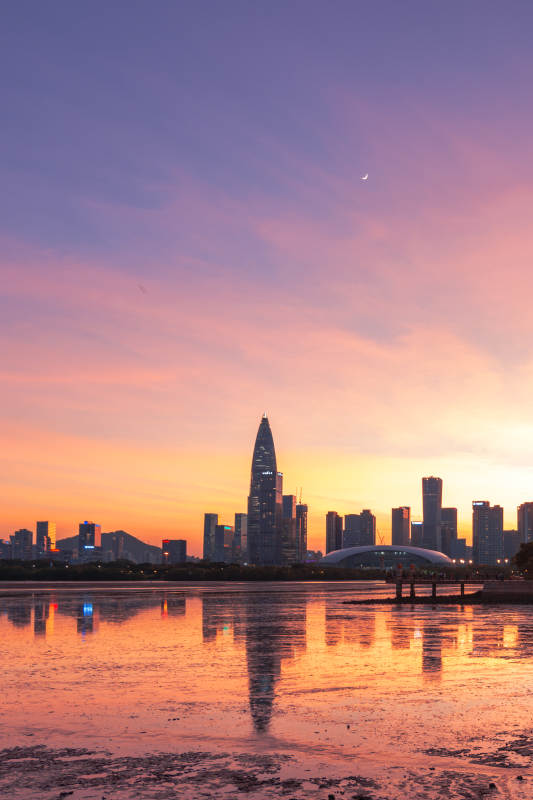 深圳湾公园的城市暮色倒影图片