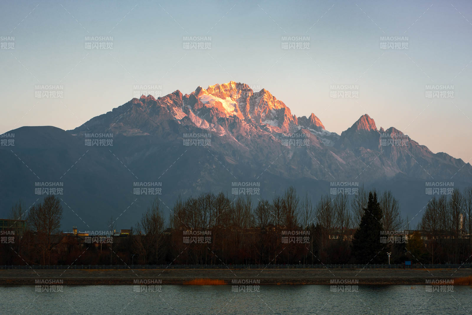 玉龙雪山日照金山风光图片