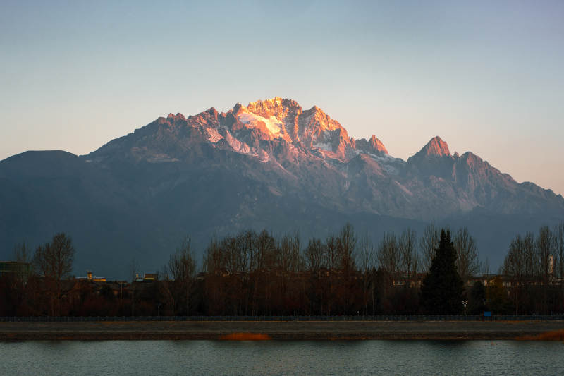 玉龙雪山日照金山风光图片