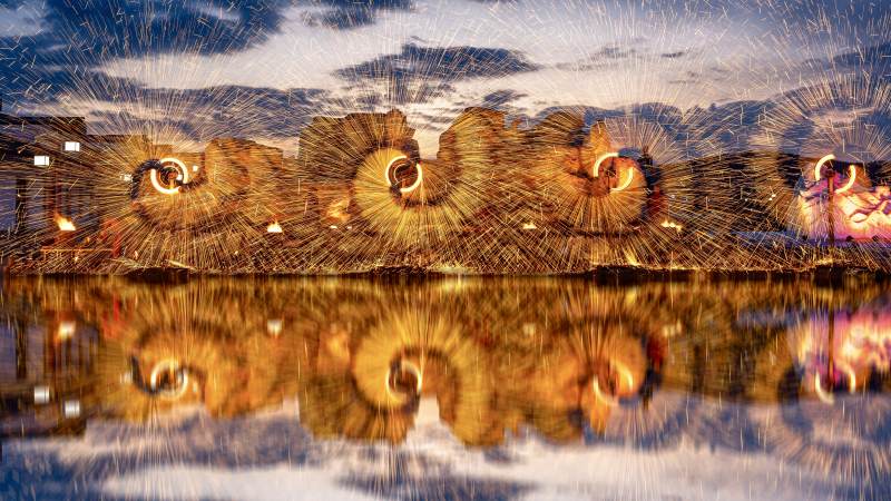 非遗打铁花光影倒影图片