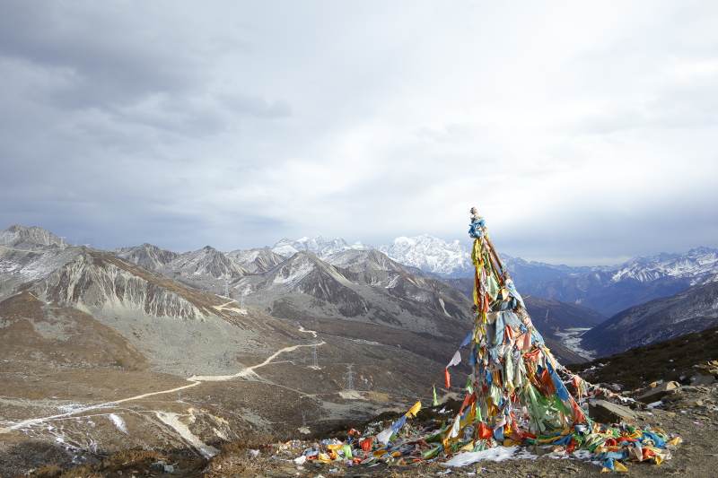 雪山之巅的经幡塔图片