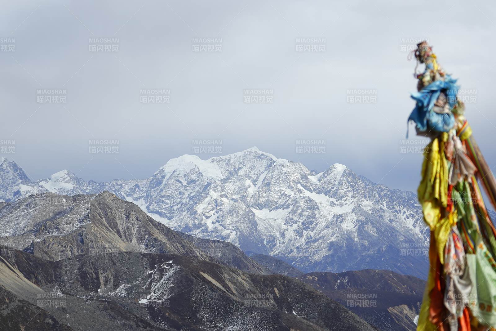雪山之巅祈福幡图片