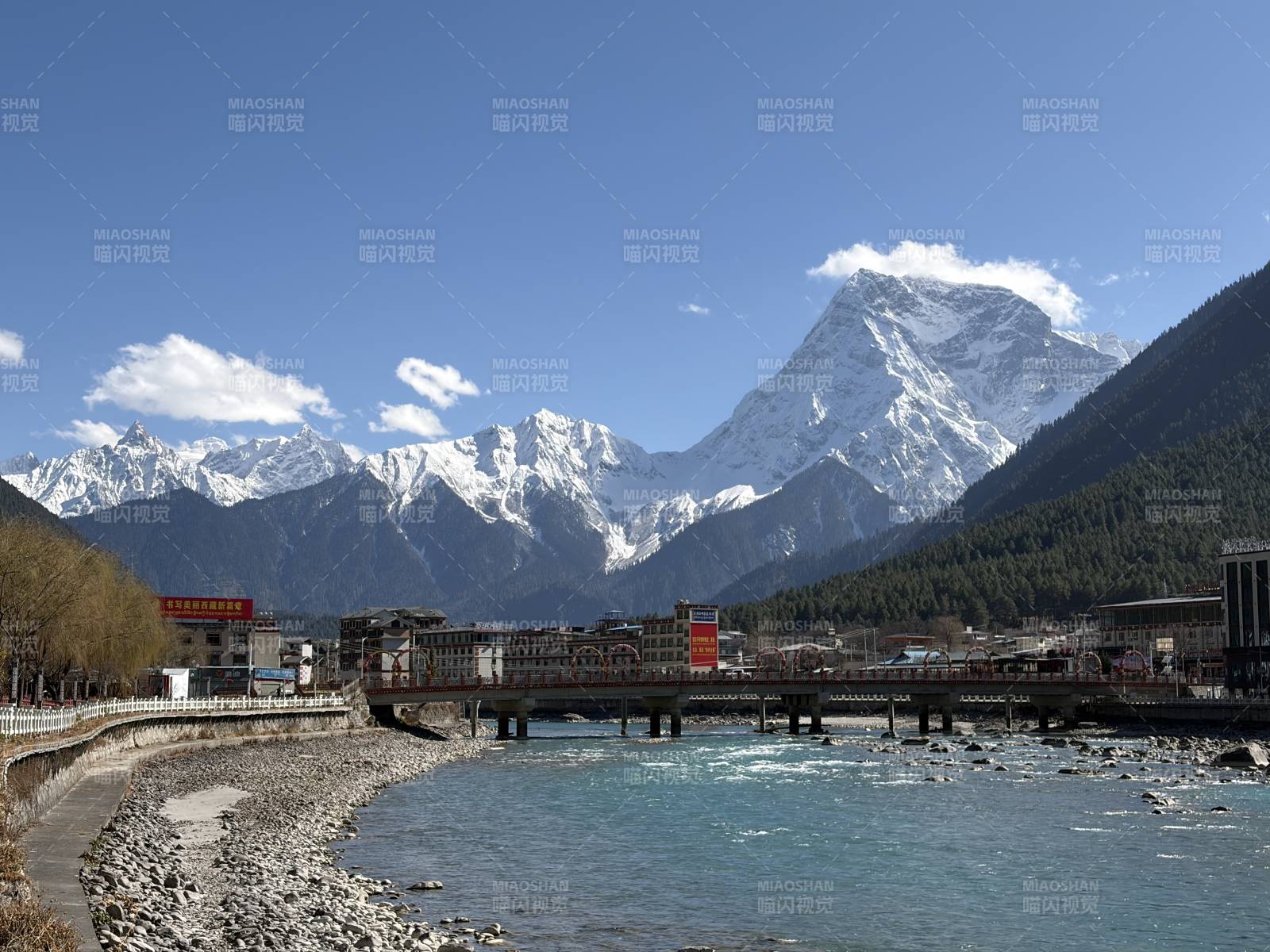 雪山下的小镇风光图片
