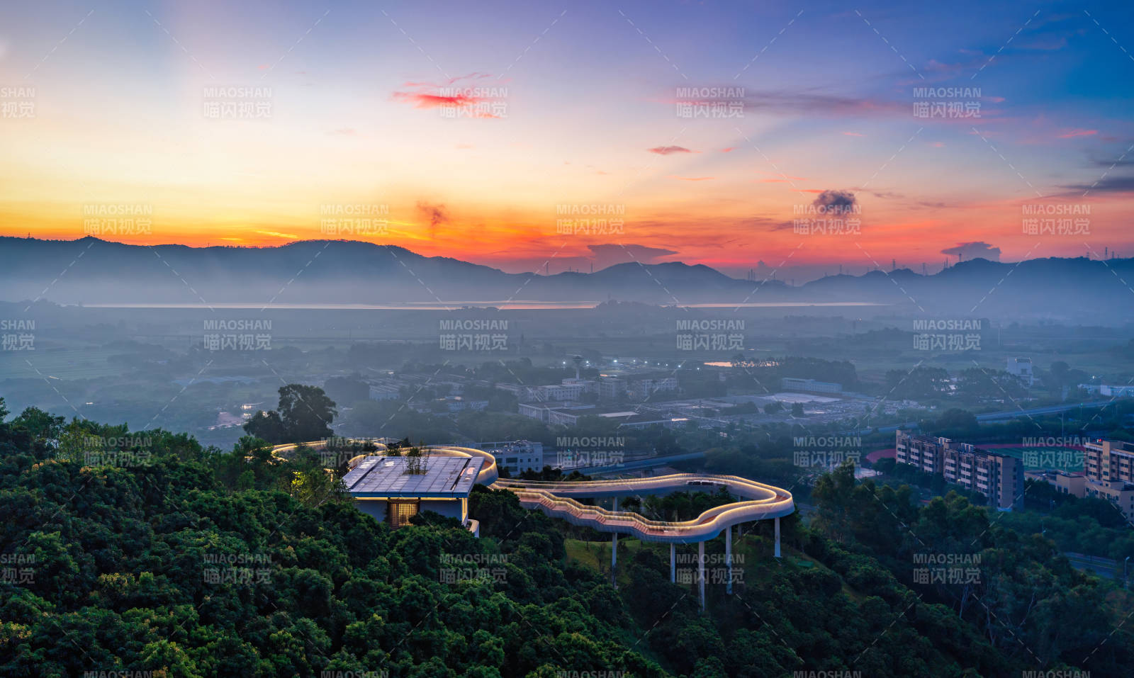 深圳光明科学公园日出朝霞晨雾风光图片