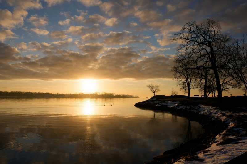 冬日湖畔夕阳图片