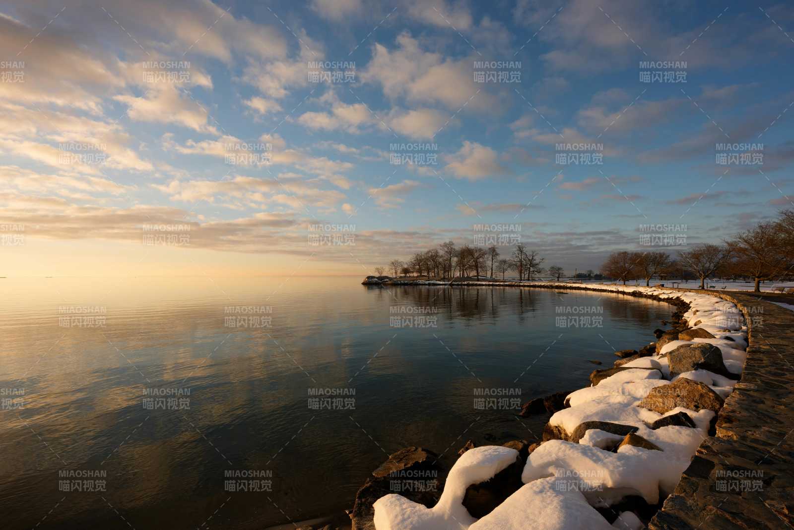 冬日湖畔雪景图片
