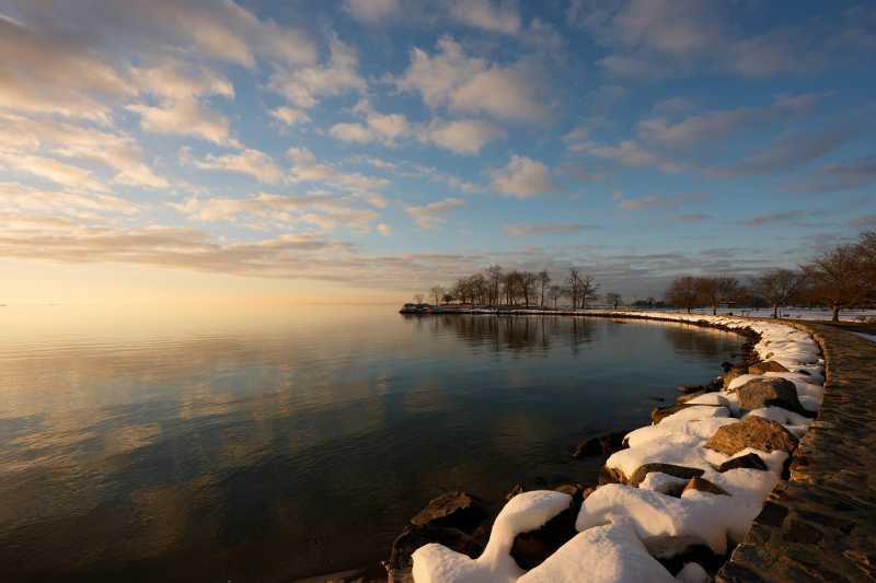 冬日湖畔雪景图片