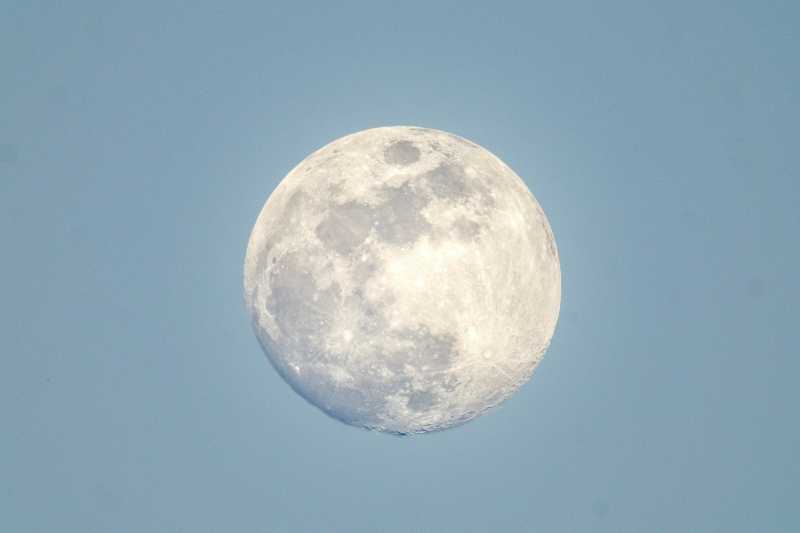 皎洁明月悬空图片