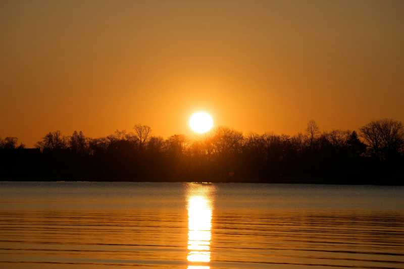 湖畔夕阳映照图片