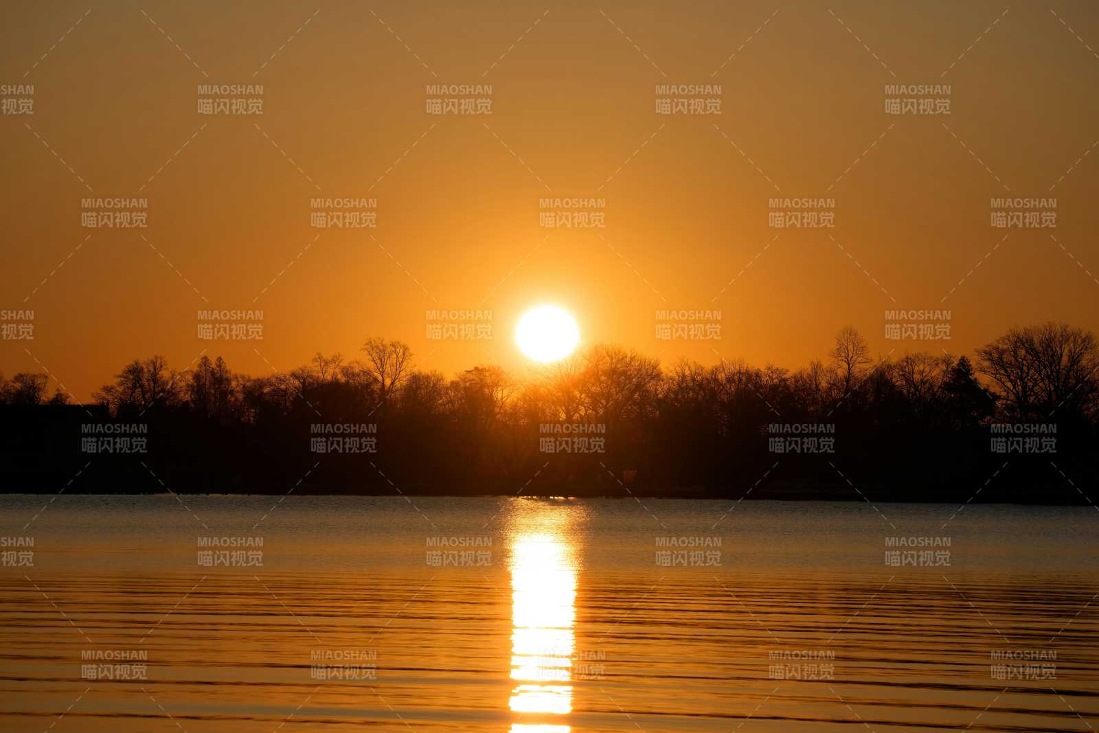 湖畔夕阳映照图片