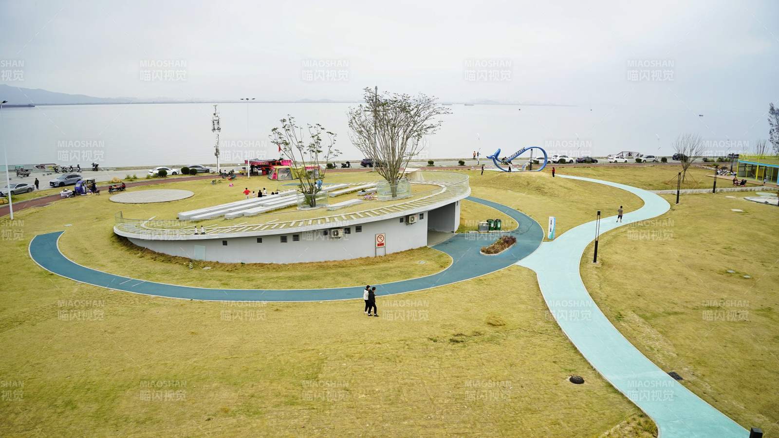 湖畔公园休闲景图片