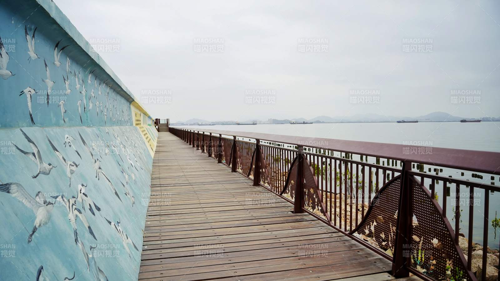 银湖湾海边栈道风光图片