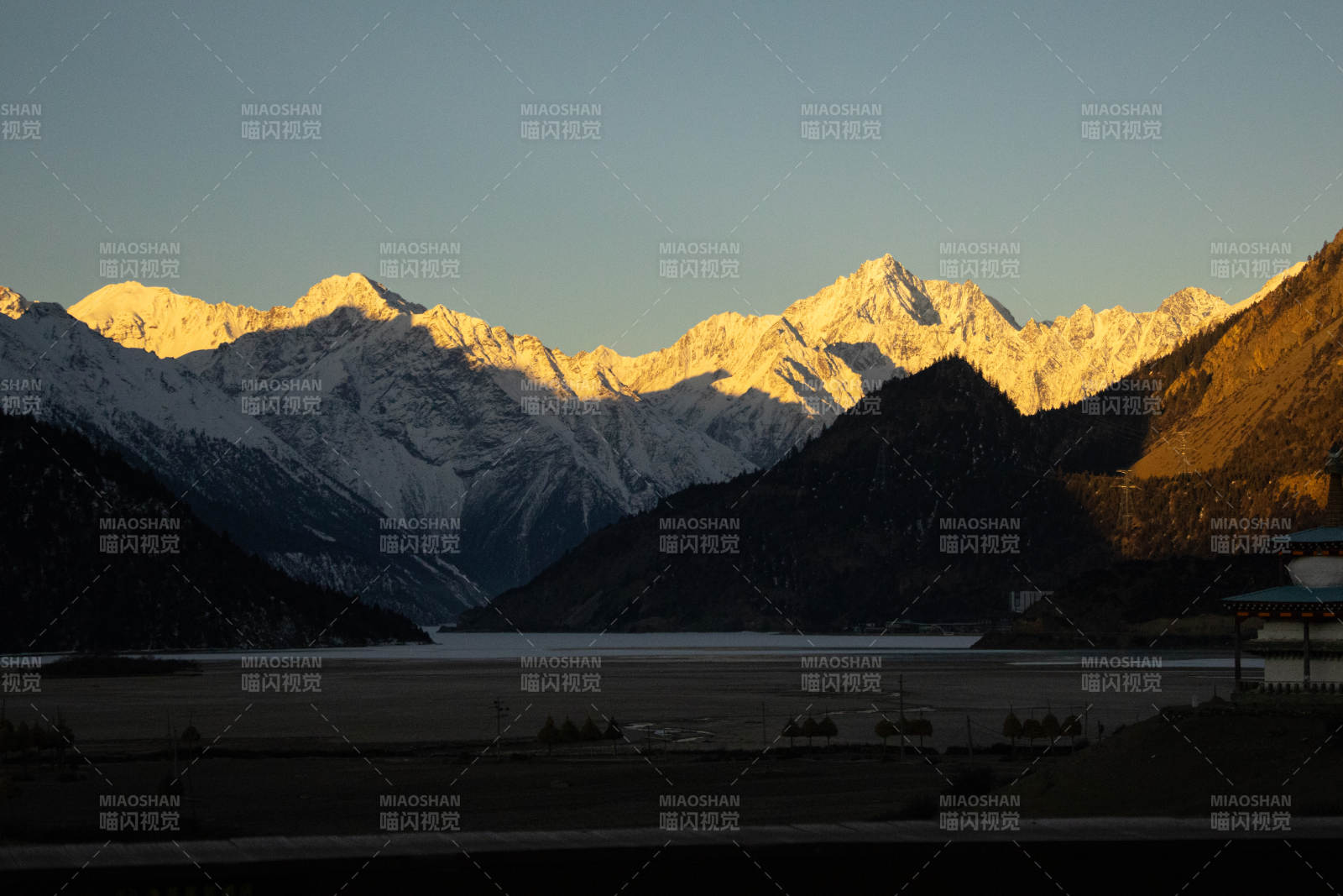 雪山映湖光图片