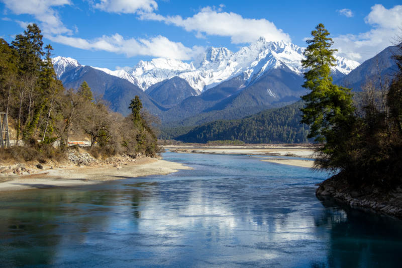 雪山映碧水图片