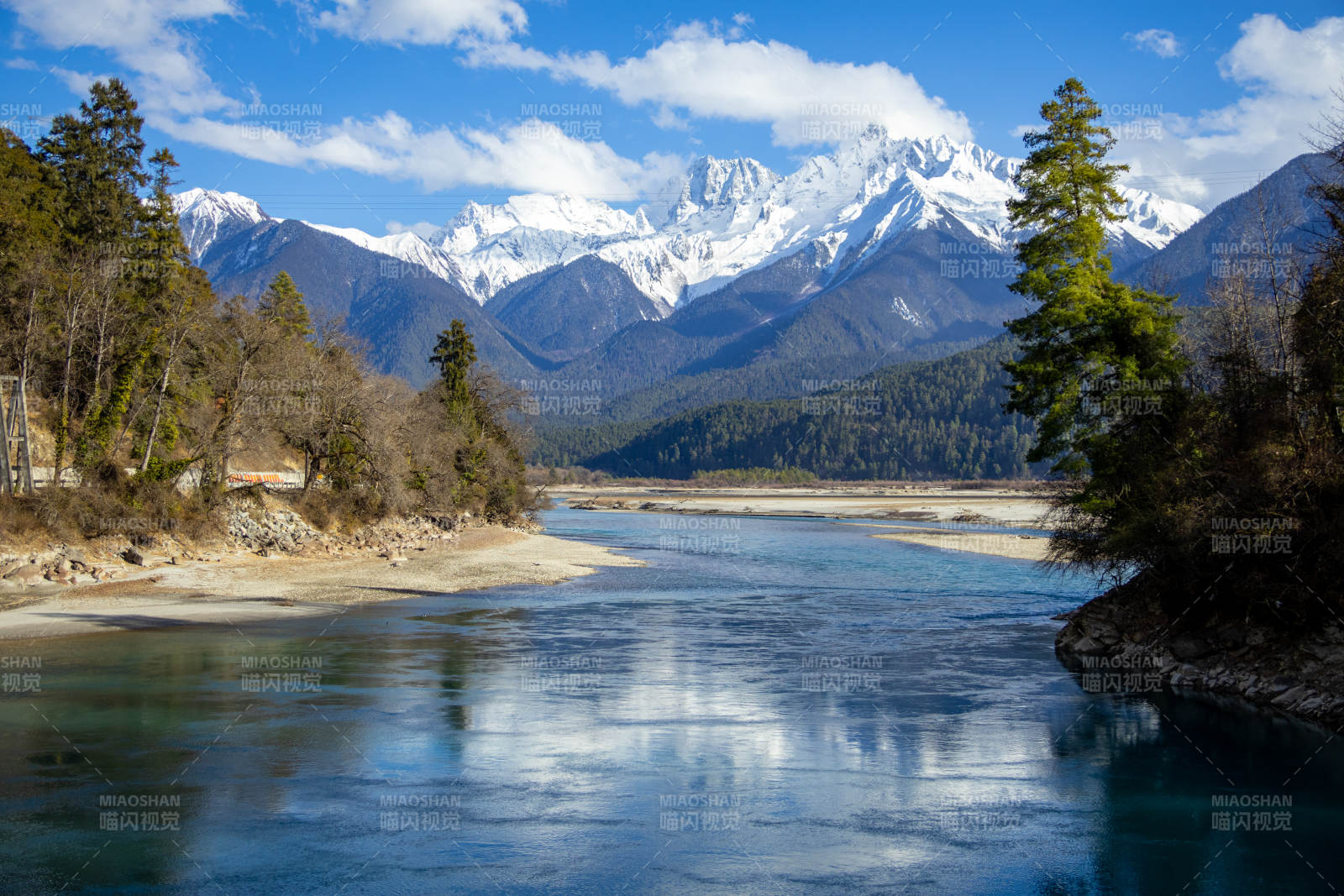 雪山映碧水图片