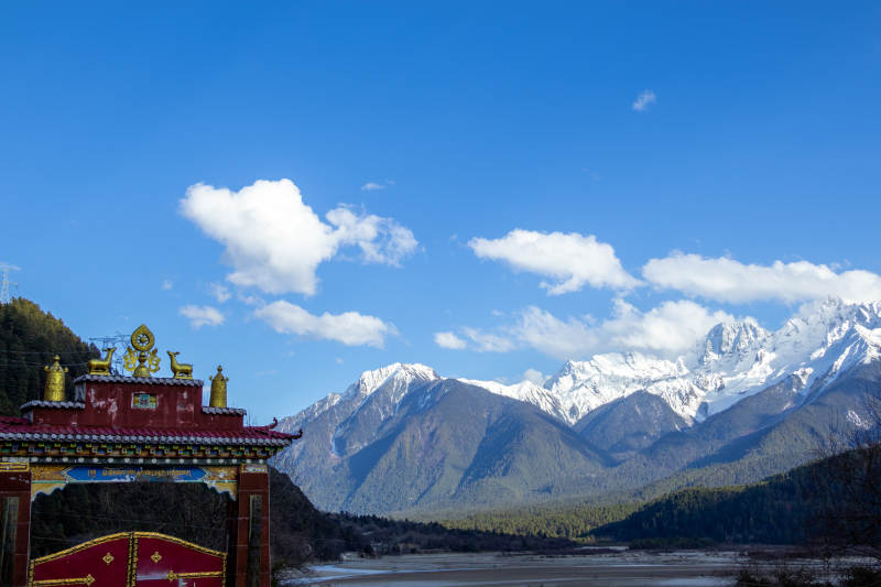 雪山下的寺庙门楼图片