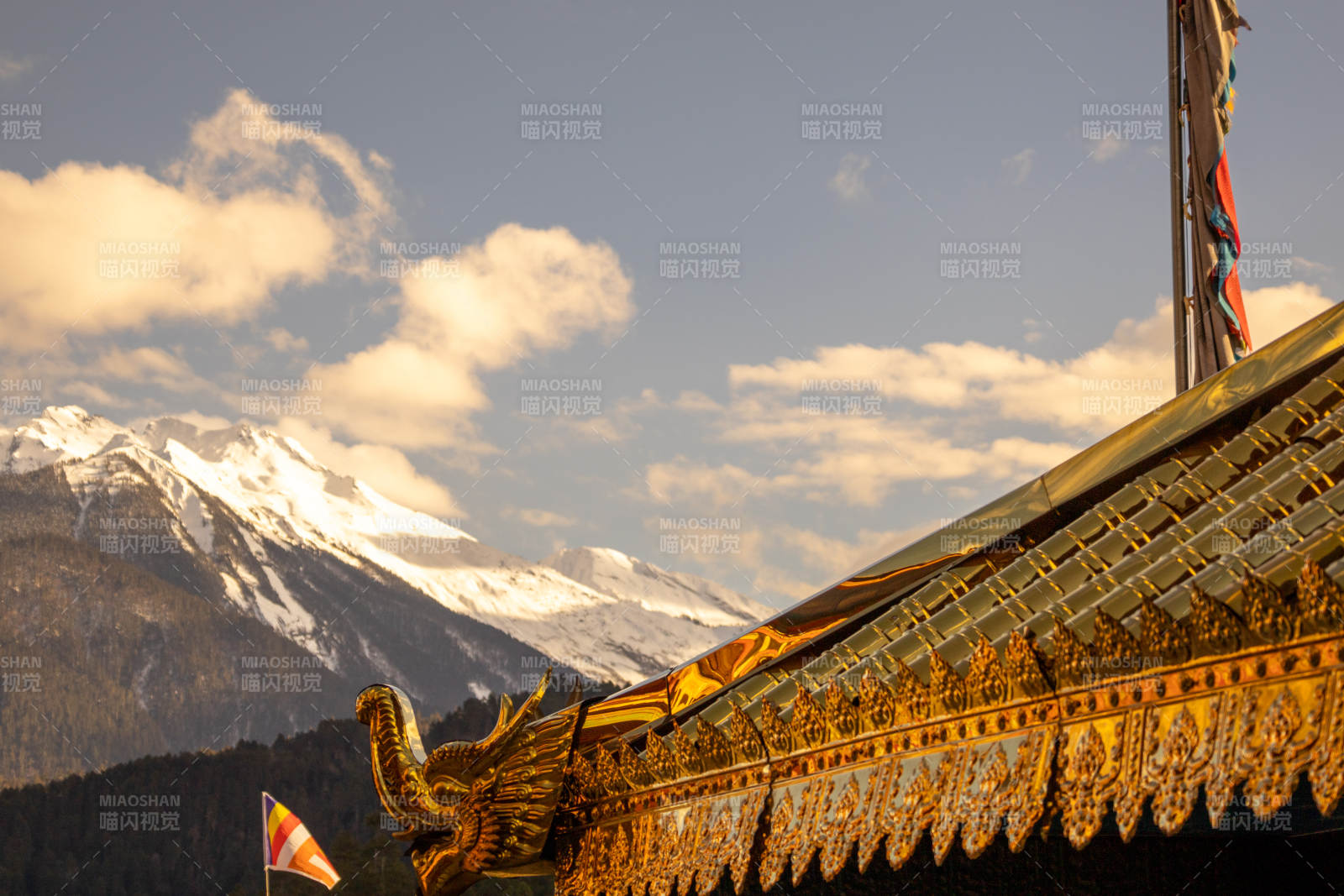 雪山下的金顶庙宇图片