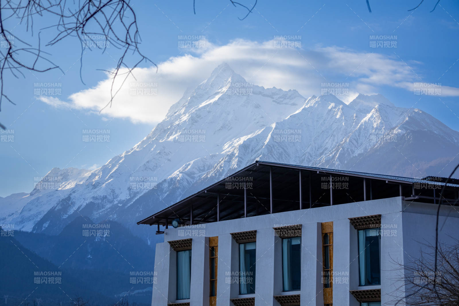 雪山前的现代建筑图片