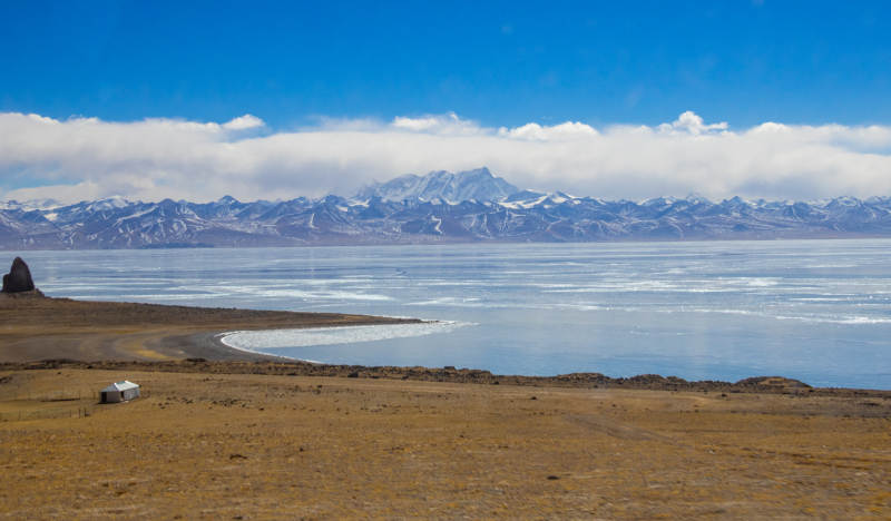 雪山湖畔风光图片