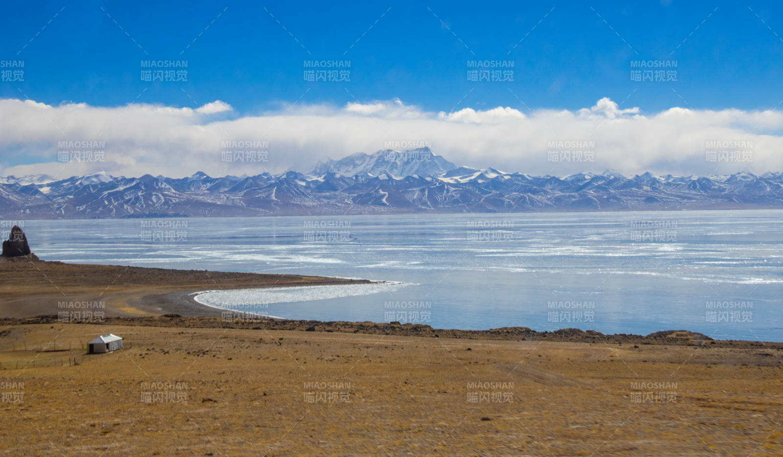 雪山湖畔风光图片