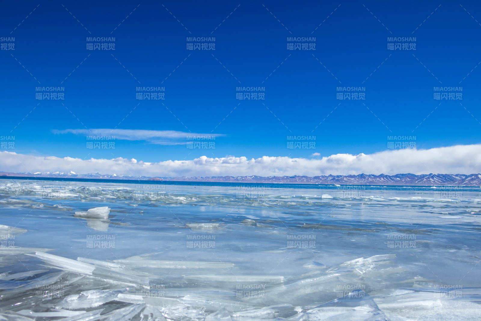 冰封湖面 蓝天映衬图片