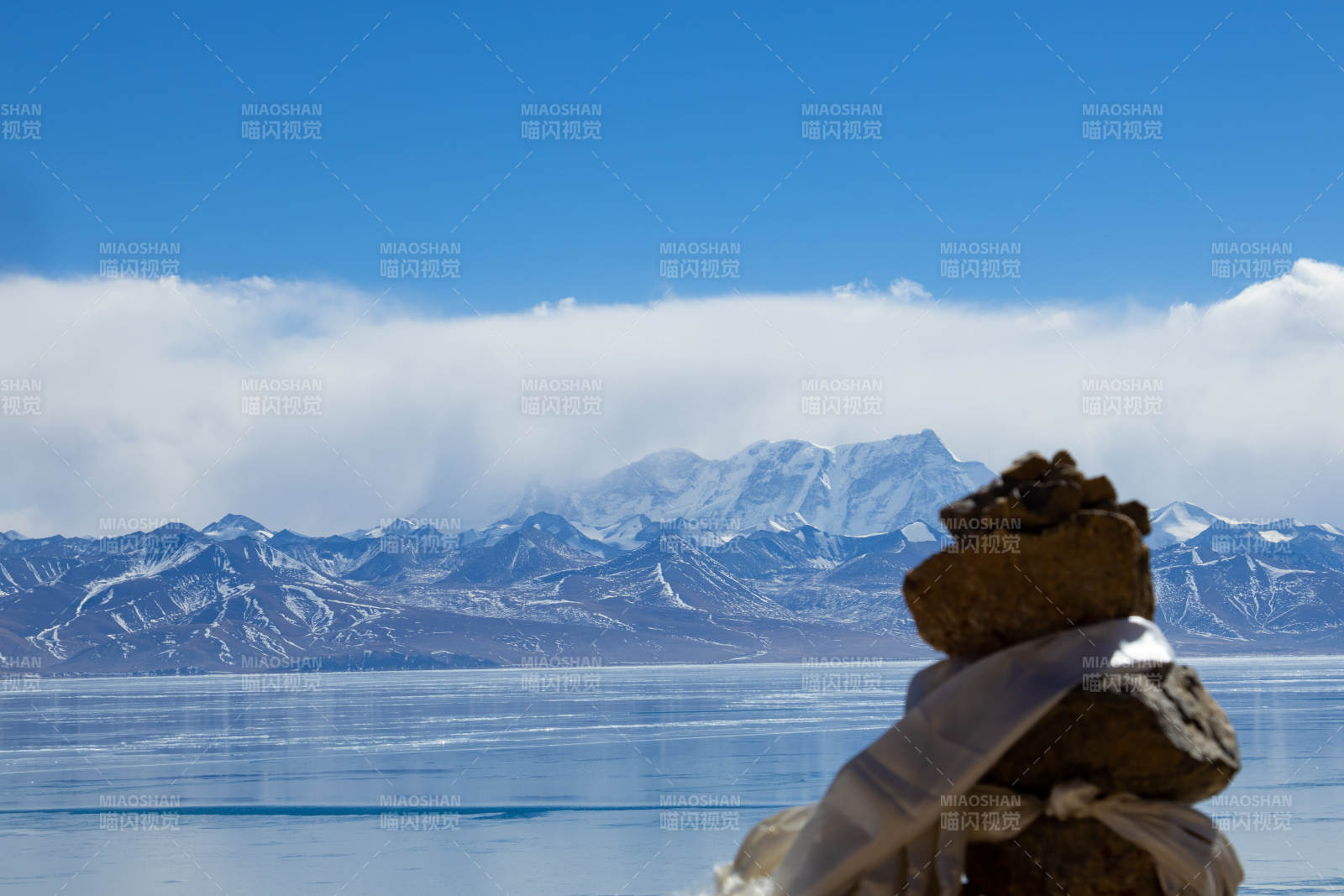 雪山湖畔石堆图片