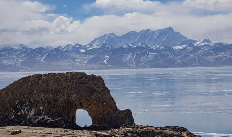 雪山湖畔奇石洞图片