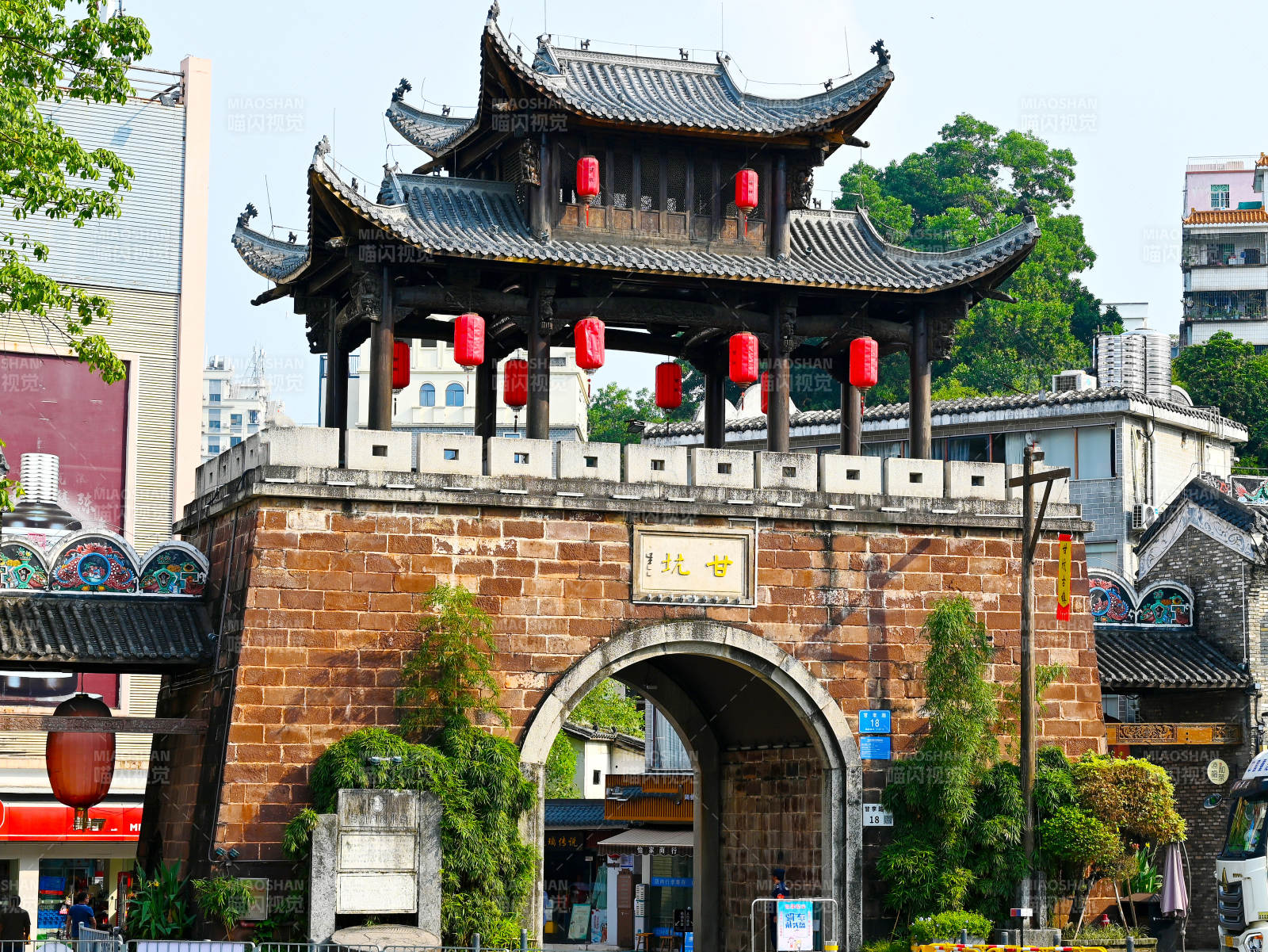 古塔门楼红灯笼图片