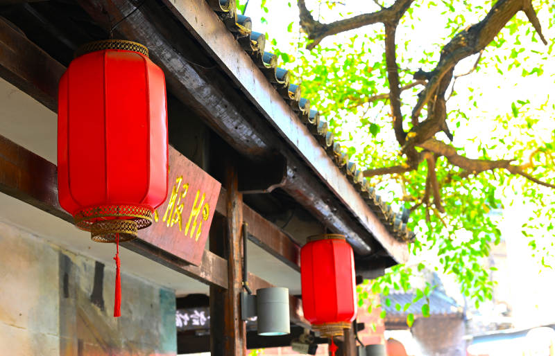 红灯笼挂屋檐图片