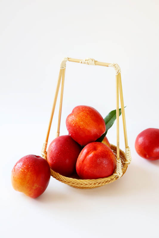 篮中鲜桃 红润诱人图片