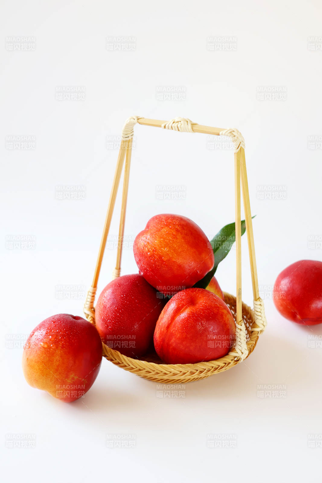 篮中鲜桃 红润诱人图片