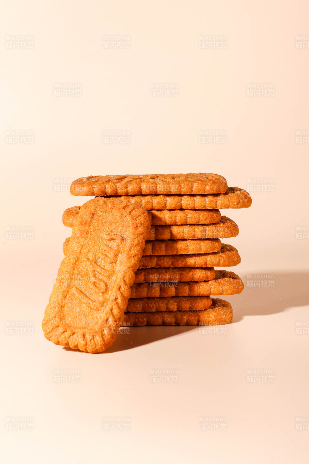 饼干堆叠干净图片