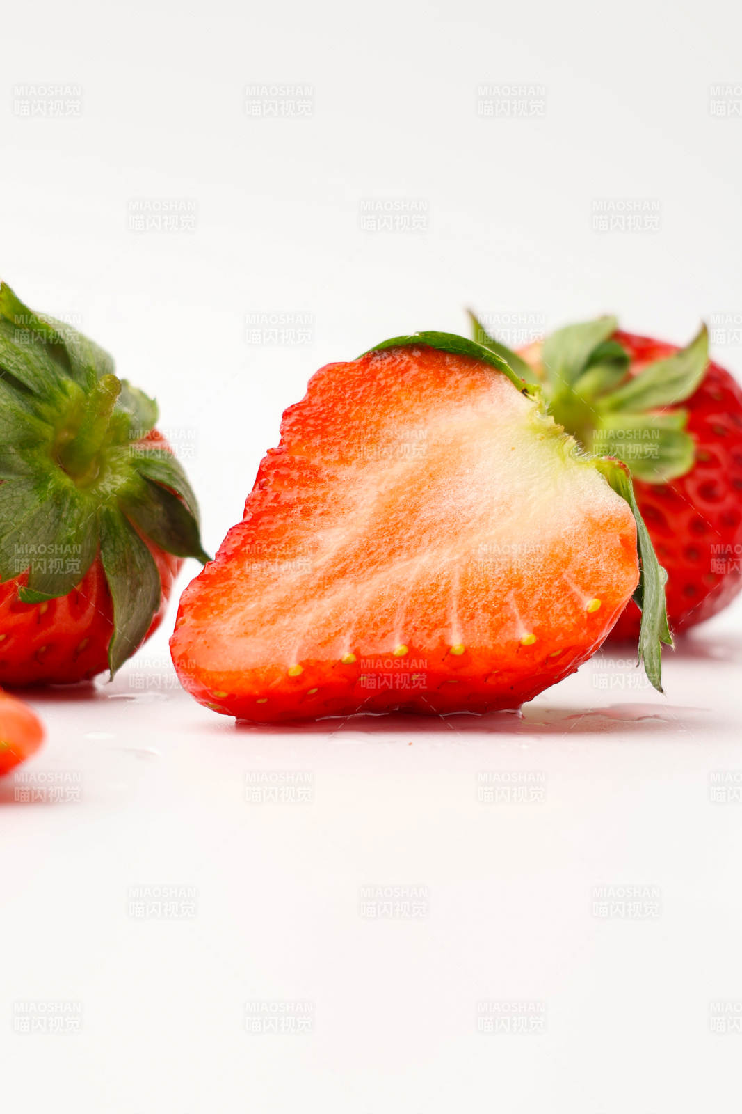 鲜红草莓切片特写图片