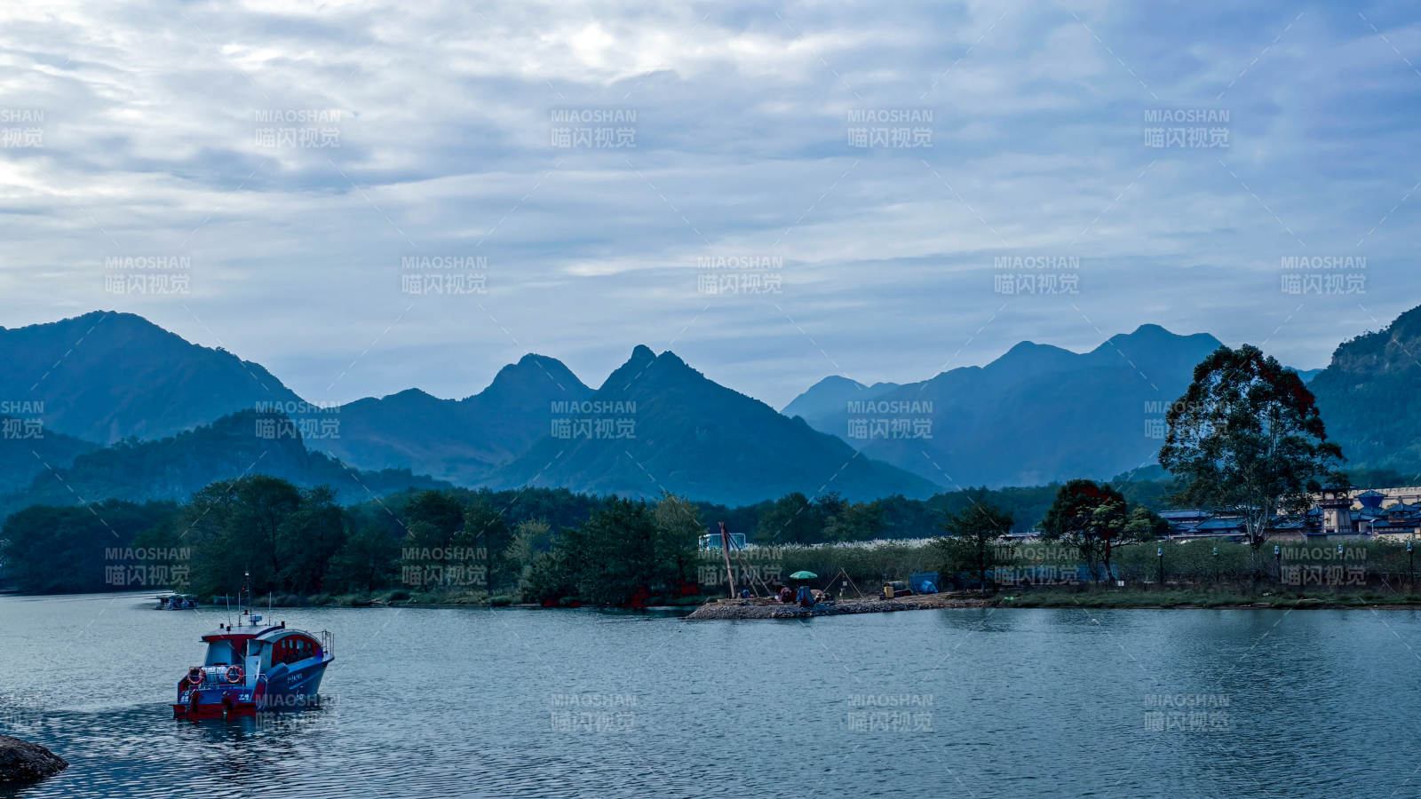 山水间的小船图片