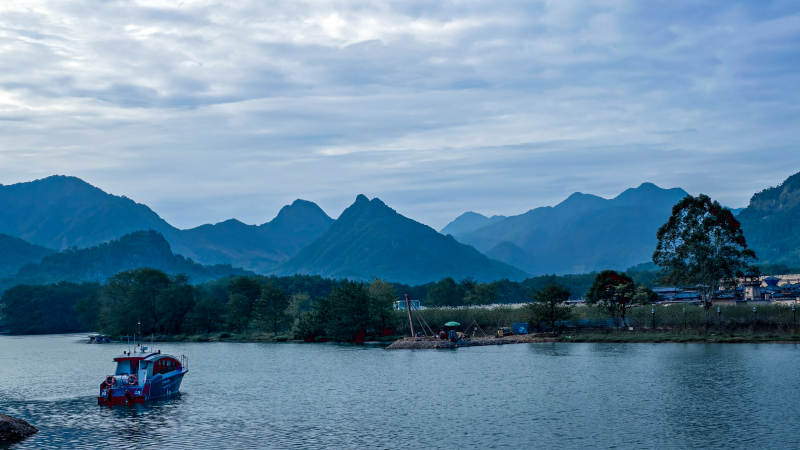 山水间的小船图片