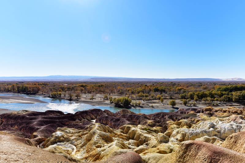 彩丘映水天图片