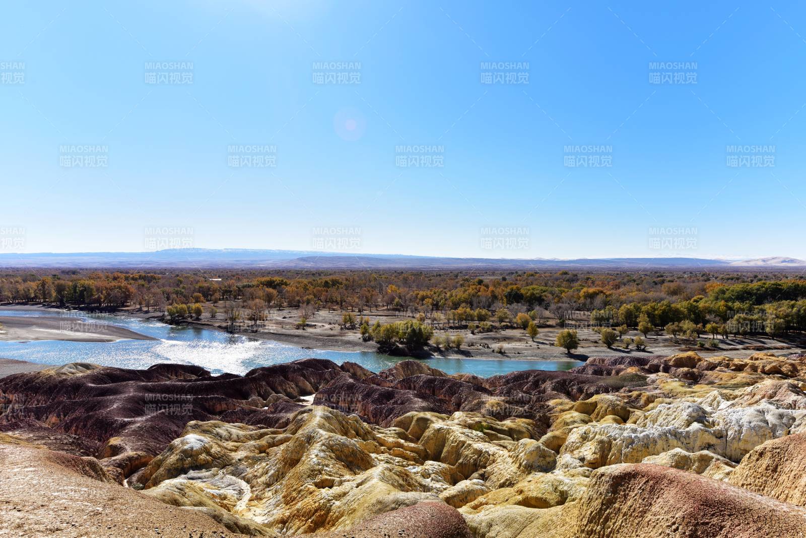 彩丘映水天图片