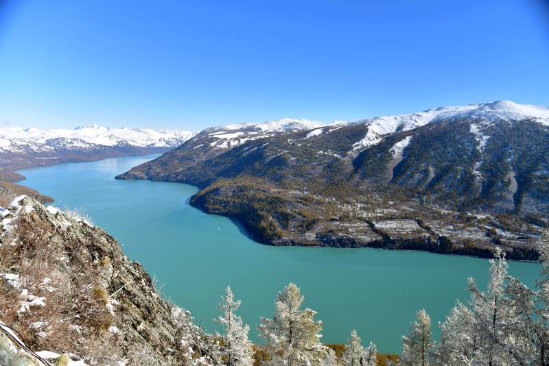 雪山碧湖风光图片
