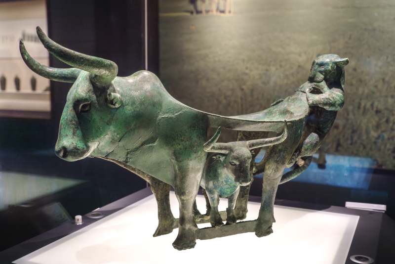 青铜牛形器图片