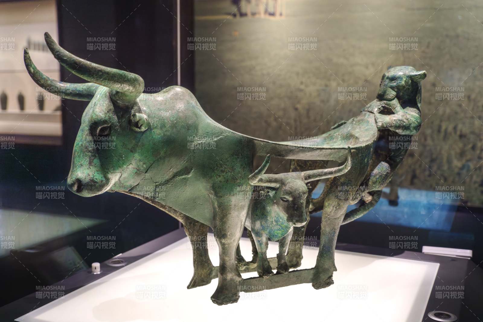 青铜牛形器图片