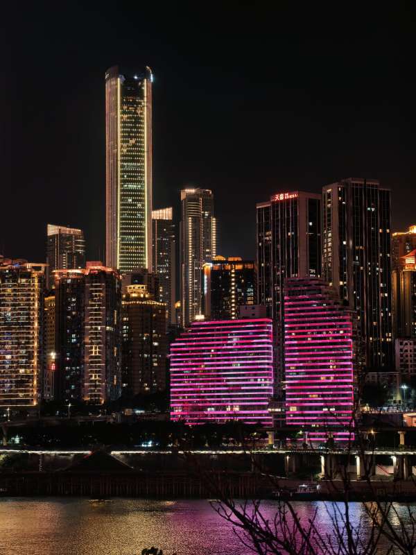 夜幕下的城市霓虹图片