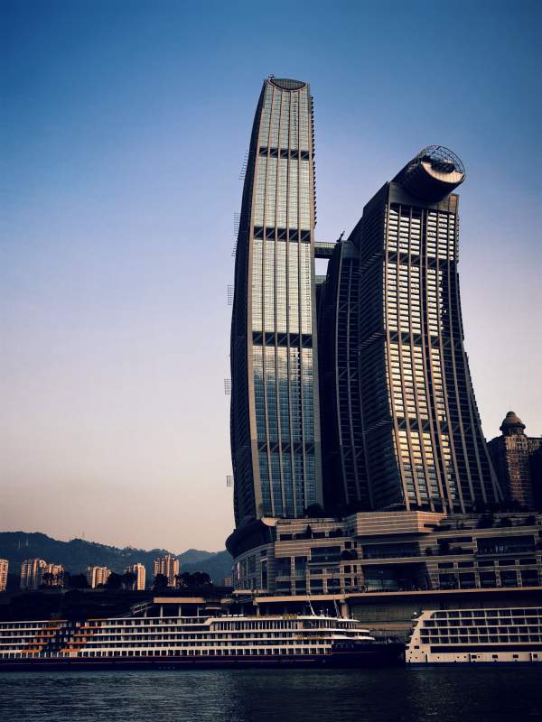 现代建筑与江景图片