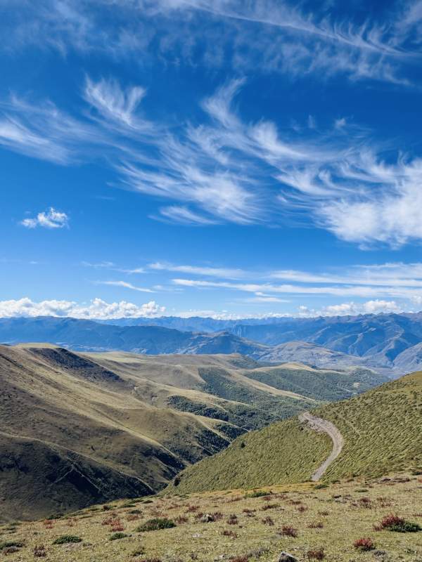 山间蜿蜒路图片