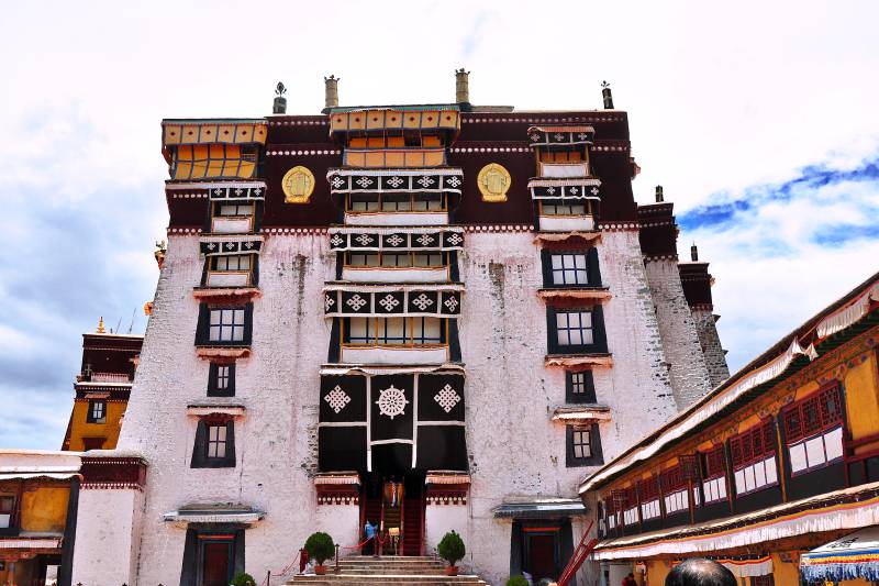 布达拉宫宏伟建筑图片