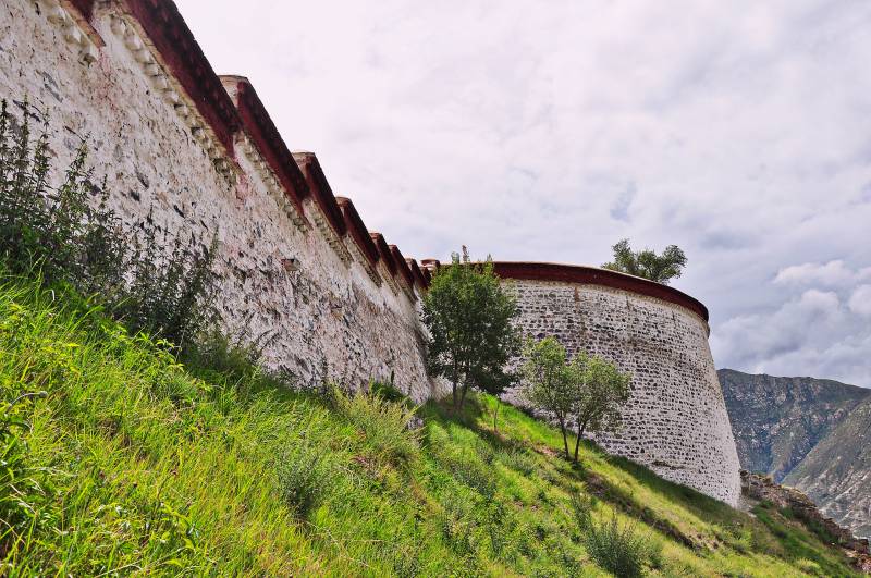 古墙绿坡山景图片