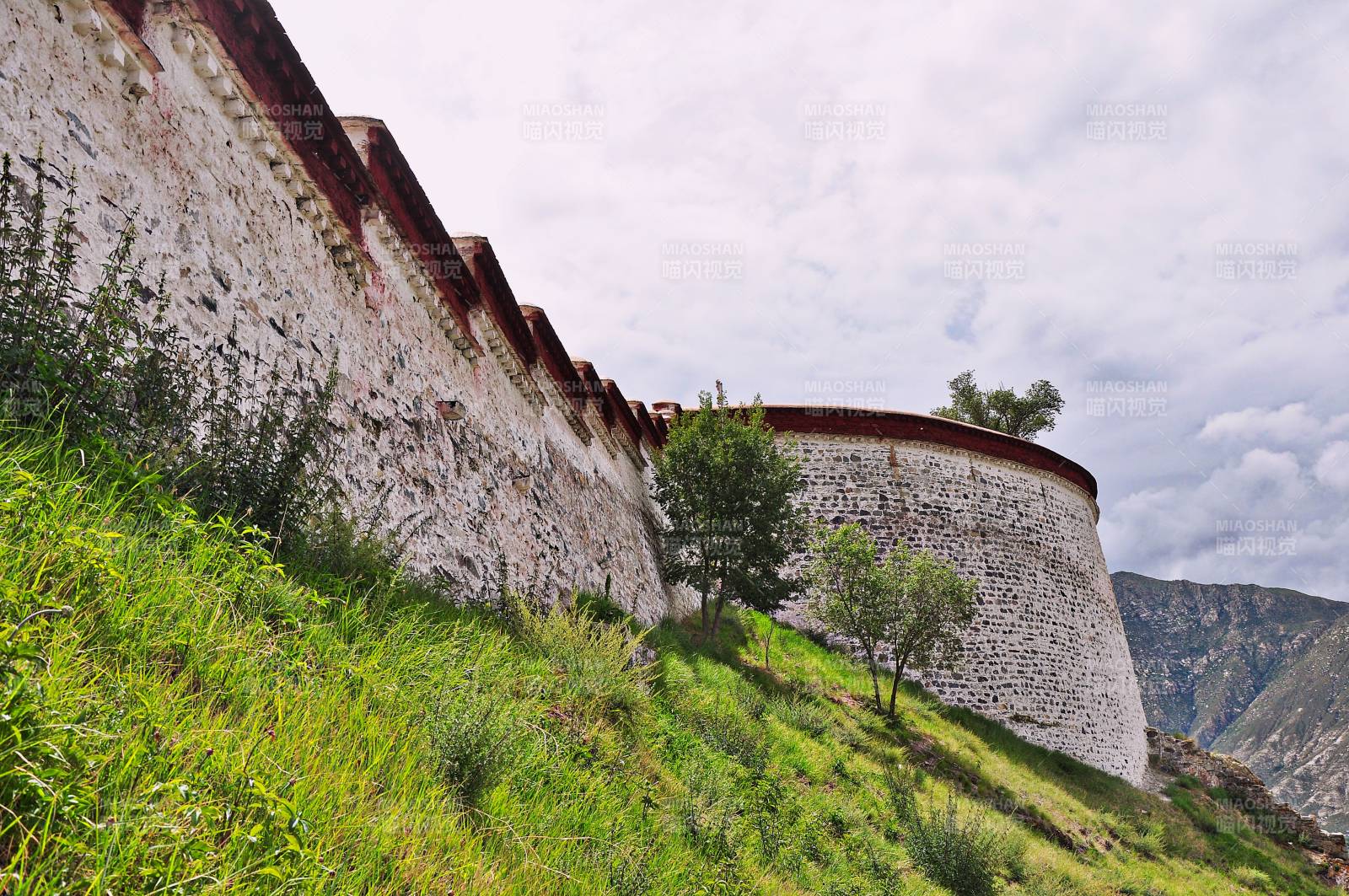 古墙绿坡山景图片