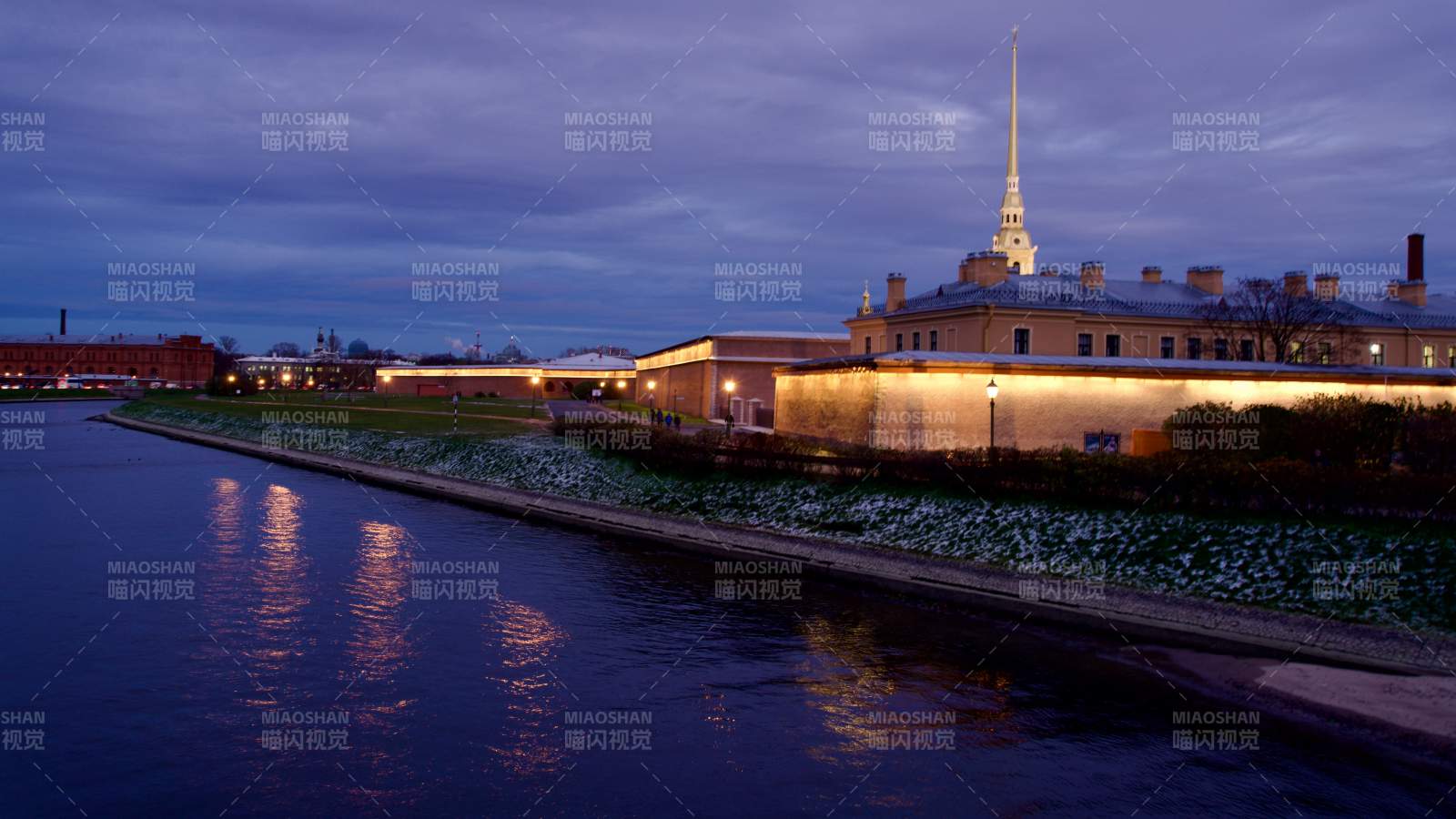 夜幕下的河畔彼得保罗要塞图片