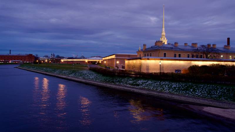 夜幕下的河畔古堡图片