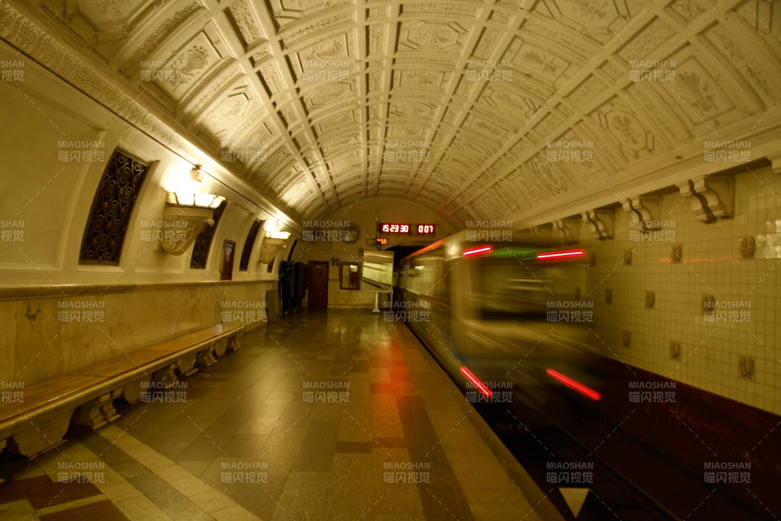 莫斯科地铁站内列车驶过图片