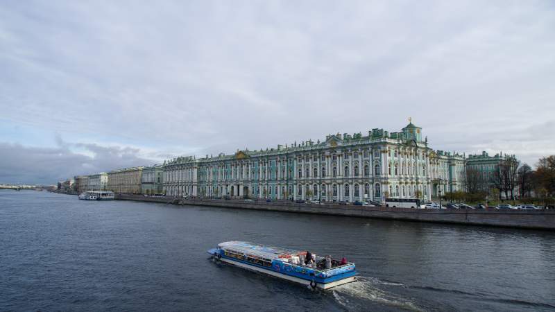 涅瓦河畔冬宫风光图片